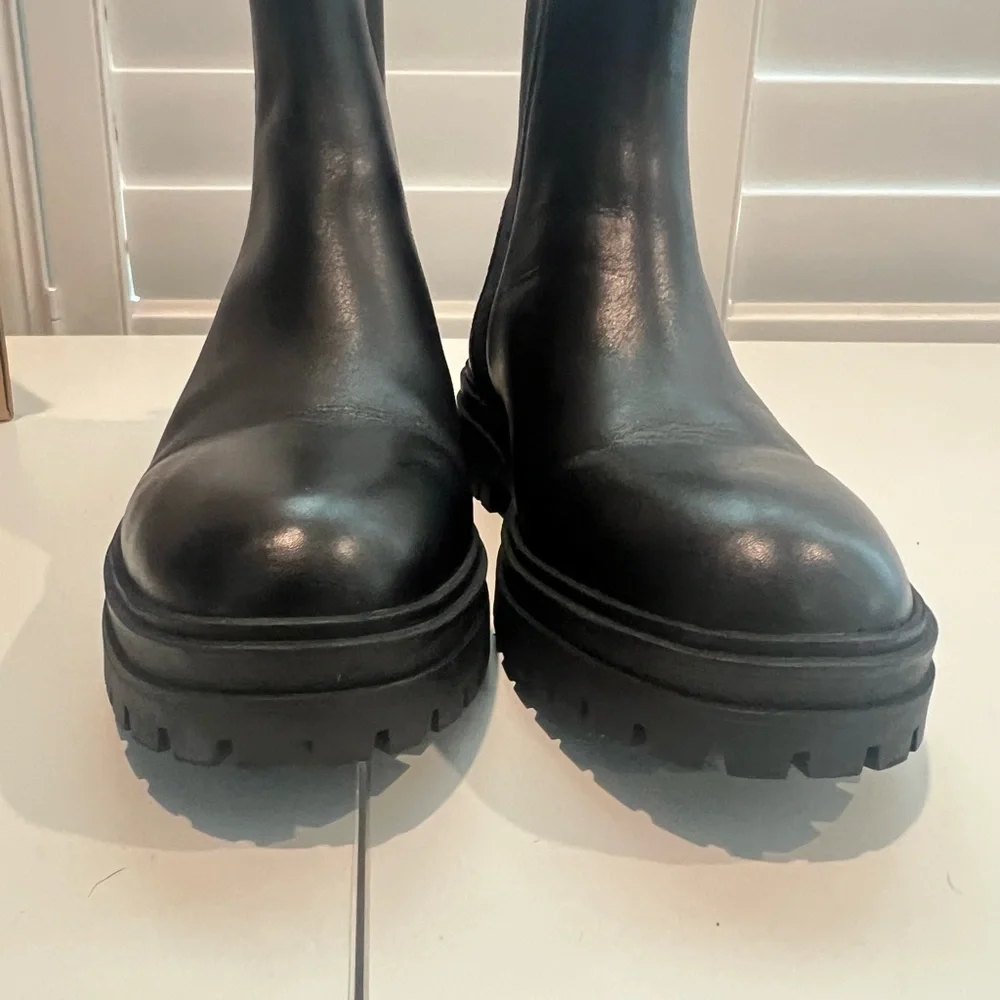 New, Steve Madden Women's Black HANDOUT Elastic Gore Chelsea Boots Size 9 - Picture 2 of 14